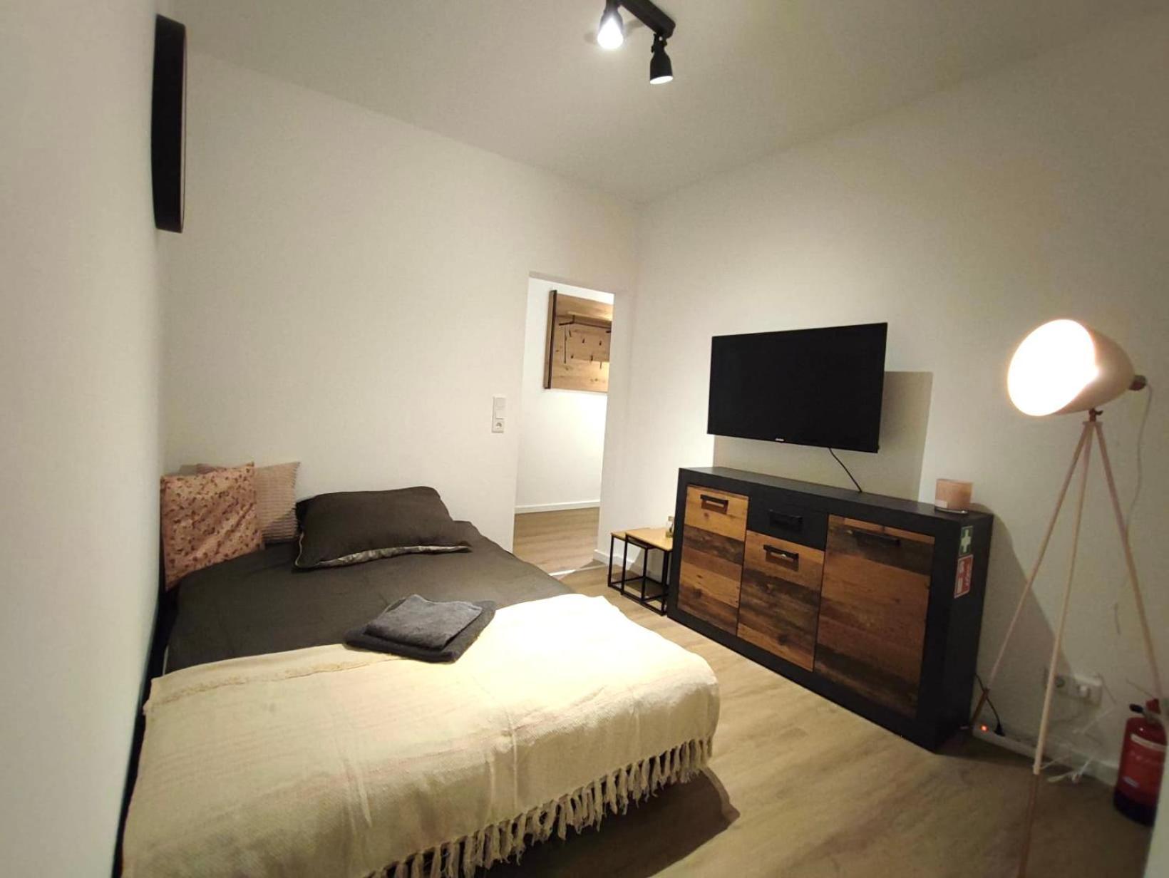 Ferienwohnung Rtr Essen - Fuer Bis Zu 8 Personen - Voll Ausgestattet - Zentral Limbecker Platz - Messe - Uniklinikum - Smart Tv - Modern Exterior foto