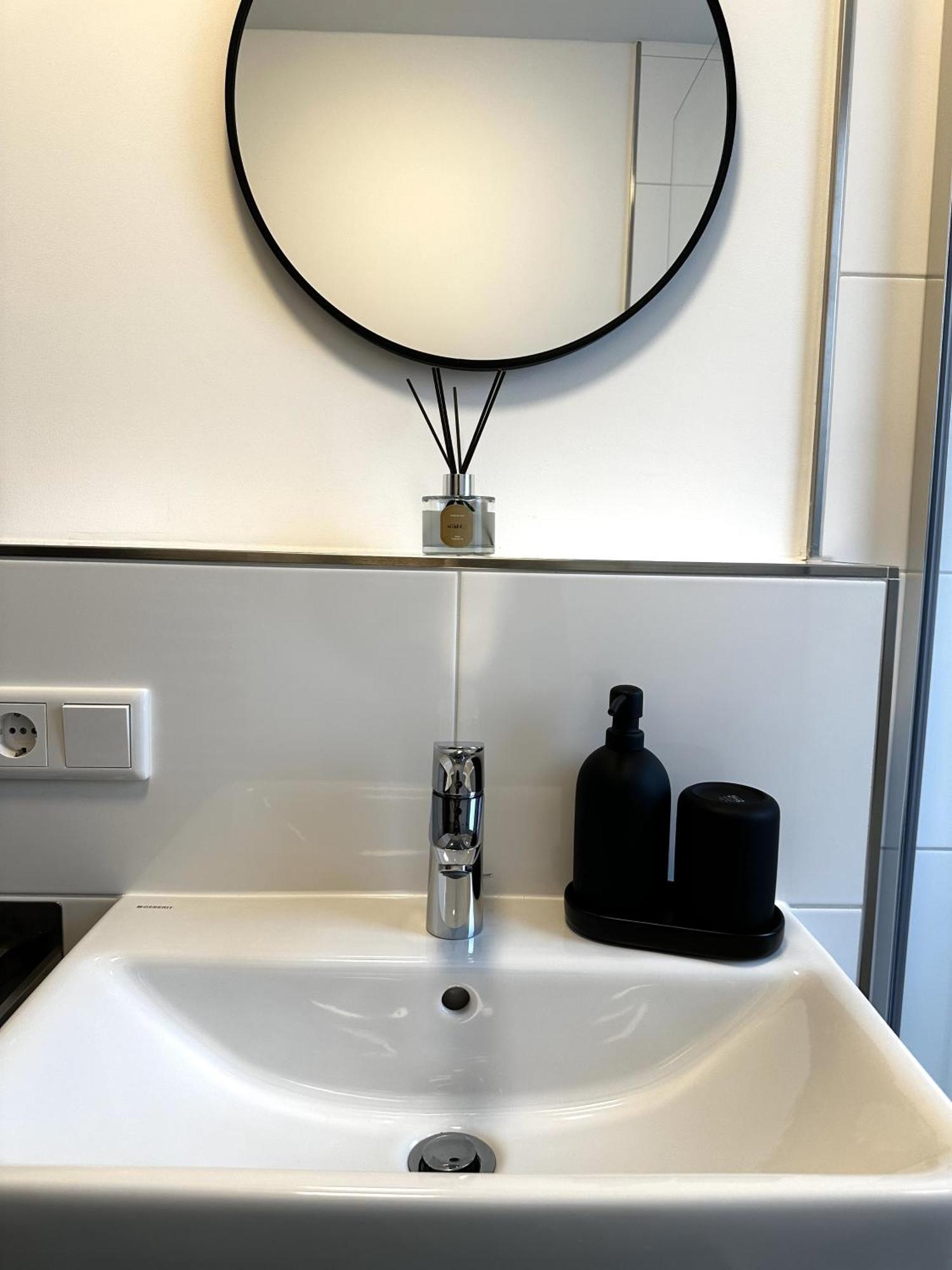 Ferienwohnung Rtr Essen - Fuer Bis Zu 8 Personen - Voll Ausgestattet - Zentral Limbecker Platz - Messe - Uniklinikum - Smart Tv - Modern Exterior foto