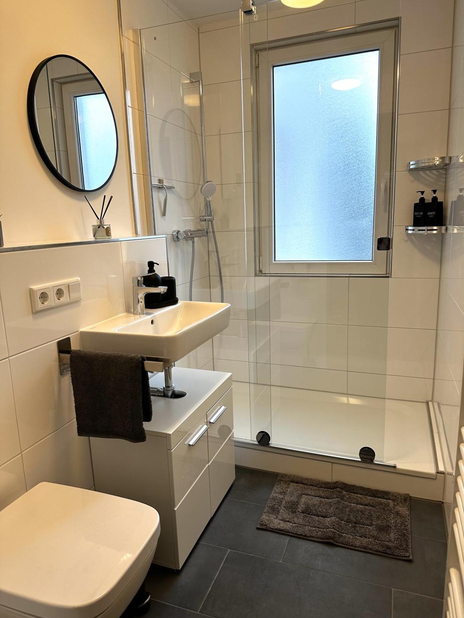 Ferienwohnung Rtr Essen - Fuer Bis Zu 8 Personen - Voll Ausgestattet - Zentral Limbecker Platz - Messe - Uniklinikum - Smart Tv - Modern Exterior foto